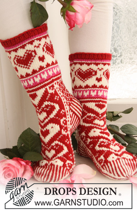 Head Over Heels For You / DROPS Extra 0-611 - Gebreide sokken in DROPS Merino Extra Fine. Desokken worden gebreid in Scandinavisch patroon met hartjes. Maat 35 -43. Thema: Kerst.