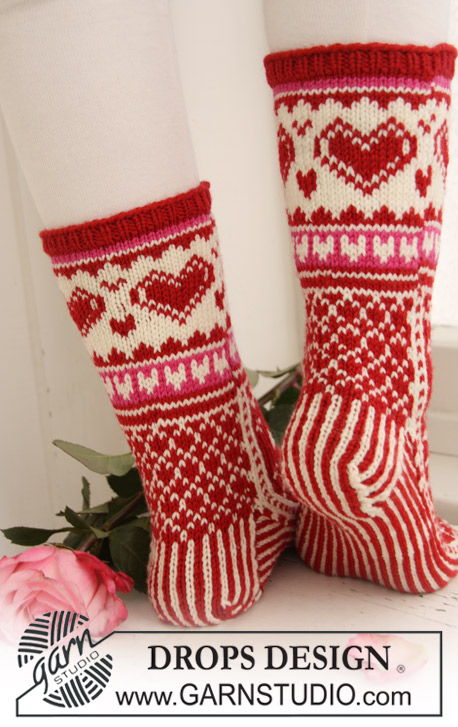 Head Over Heels For You / DROPS Extra 0-611 - Strikkede sokker i DROPS Merino Extra Fine. Sokkene strikkes med Nordisk mønster med hjerte. Størrelse 35 - 43 Tema: Jul
