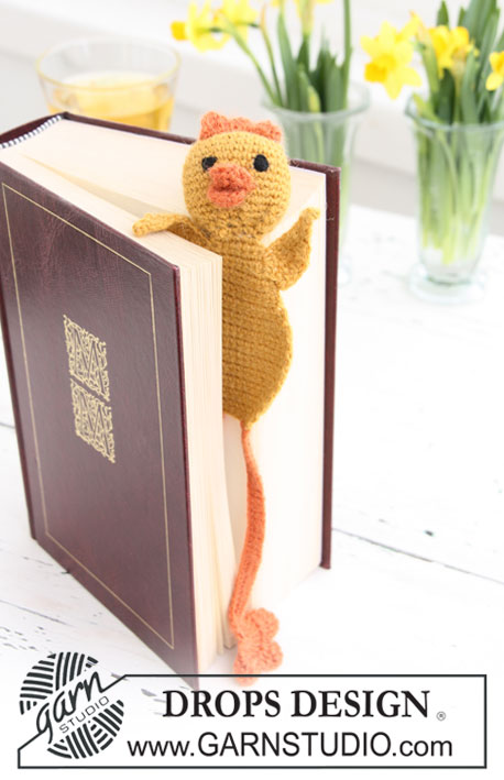 Easter Chick / DROPS Extra 0-624 - Gehaakte DROPS kuiken boekenlegger van ”Alpaca” voor uw detective met Pasen. 

