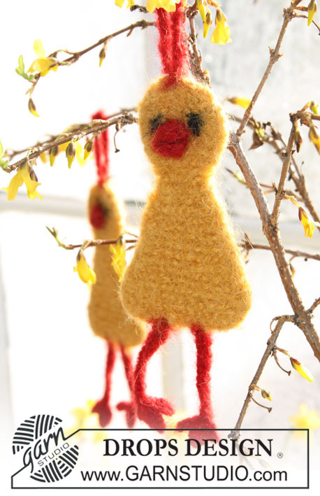Cheeky the Chicken / DROPS Extra 0-632 - Knitted and felted DROPS Easter chickens in ”Alpaca” for hanging decorations.    