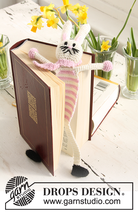Bella, the Book Bunny / DROPS Extra 0-633 - Marque-page DROPS  Lapin de Pâques au crochet en Alpaca. 