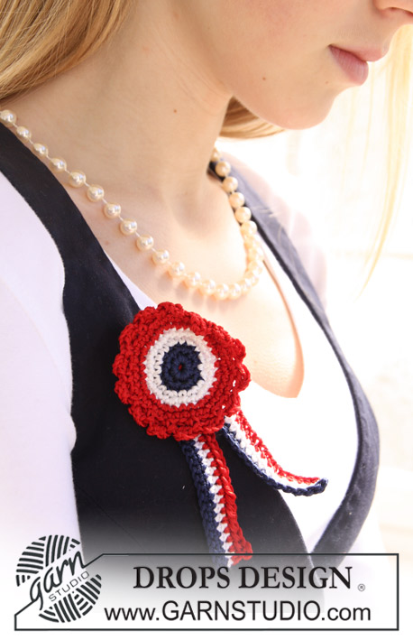 May Colours / DROPS Extra 0-667 - Crochet DROPS national rosette with ribbon in ”Cotton Viscose”.   