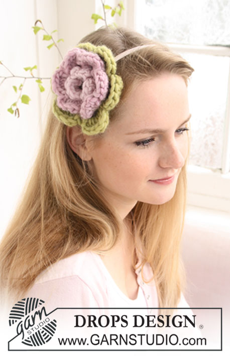 Spring in the Hair / DROPS Extra 0-671 - Virkad DROPS blomma i ”Snow” på hårband.