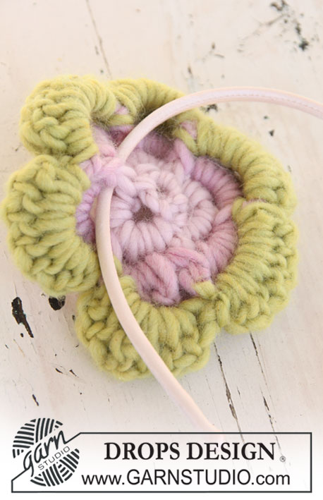 Spring in the Hair / DROPS Extra 0-671 - Flor DROPS en ganchillo / crochet  en “Snow” para diadema.
Diseño DROPS:  Patrón No. EE-338