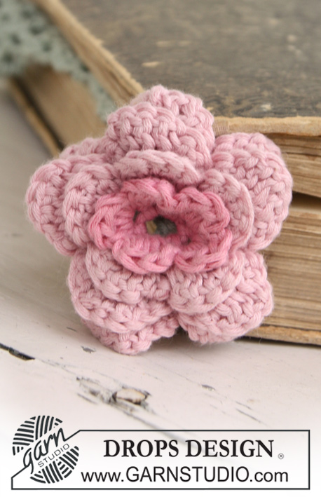 Reading Rose / DROPS Extra 0-675 - Crochet flower bookmark in DROPS Safran. 
