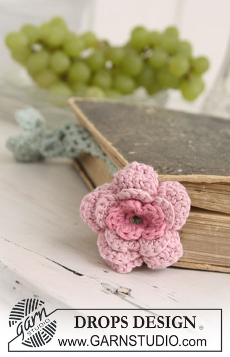 Reading Rose / DROPS Extra 0-675 - Marque-pages DROPS au crochet avec fleur en «Safran».