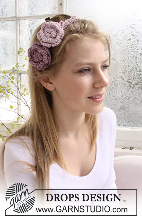 Spring in the Hair / DROPS Extra 0-676 - Virkat DROPS hårband med virkade rosor i ”Cotton Viscose”.