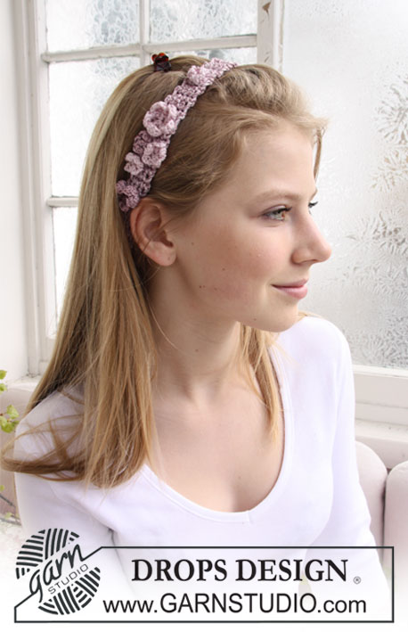 DROPS Extra 0-681 - Virkat DROPS hårband med blommor i ”Cotton Viscose”.