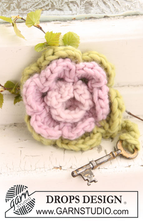 DROPS Extra 0-682 - Fleur DROPS au crochet en ”Snow” pour porte-clés. 