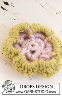 DROPS Extra 0-682 - Crochet DROPS flower in ”Snow” for key ring. 