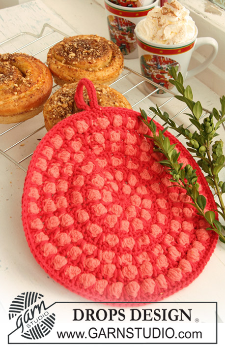 Strawberry Explosion / DROPS Extra 0-700 - Crochet DROPS pot holders, 1 round with bobbles and 1 hexagon pot holder, in ”Paris”.