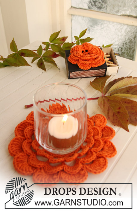 Pumpkin Blossom / DROPS Extra 0-705 - Rosa DROPS em croché e base para vela em croché para o Halloween, em ”Safran”.
DROPS design: Modelo no E-169
