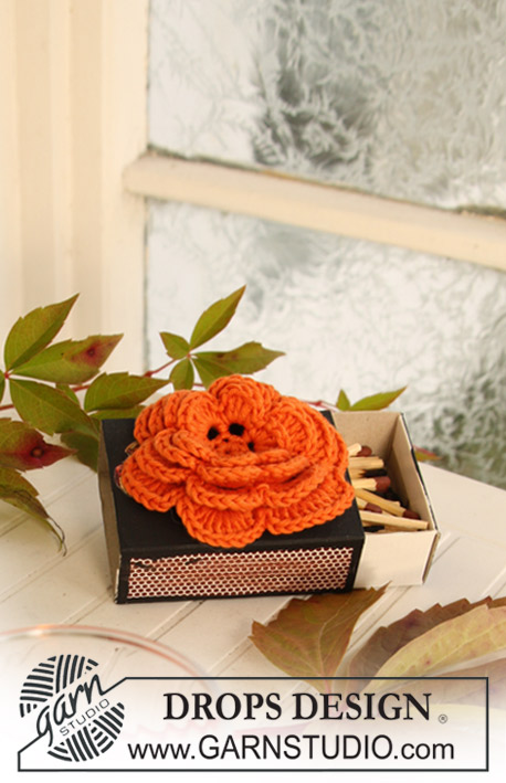 Pumpkin Blossom / DROPS Extra 0-705 - Róża DROPS na szydełku i podstawka na świeczkę na szydełku na Halloween, z włóczki „Safran”.
