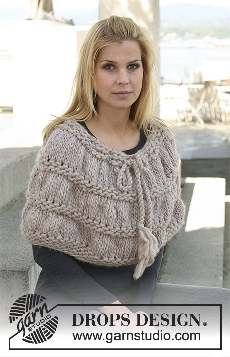 DROPS Extra 0-708 - DROPS shoulder wrap with shirred pattern in ”Polaris” and ”Snow”. 