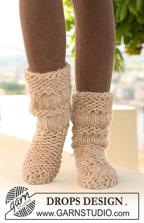 Country Cuddlers / DROPS Extra 0-712 - DROPS sokken met gesmokt patroon van ”Polaris” en ”Snow”, heen en weer gebreid op de nld. 
