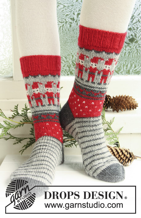 Dancing Elves / DROPS Extra 0-722 - Gestrickte Socken für Kinder und Erwachsene in DROPS Karisma. Die Arbeit wird mit nordischem Muster mit Weihnachtsmännern, Streifen und Herzen gestrickt. Größe 32 - 43. Thema: Weihnachten