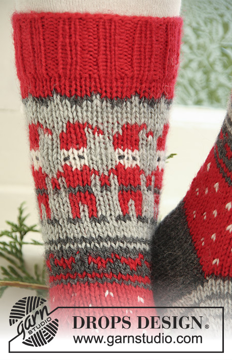 Dancing Elves / DROPS Extra 0-722 - Knitted socks for children and adults in DROPS Karisma. Socks are worked with pattern with Santa Claus, stripes and hearts. Size 32 - 43. Theme: Christmas