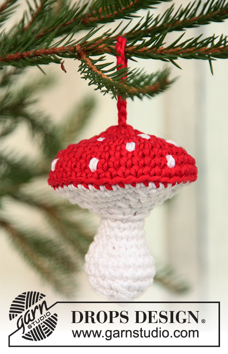 Merry Mushroom / DROPS Extra 0-723 - Ornamento de Natal em croché com a forma de cogumelo em DROPS Muskat. Tema: Natal