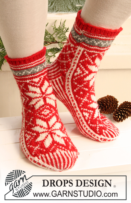 Santa Sneakers / DROPS Extra 0-726 - Strikkede sokker til børn og voksen i DROPS Karisma. Arbejdet strikkes med nordisk mønster. Størrelse 35-43. Tema: Jul