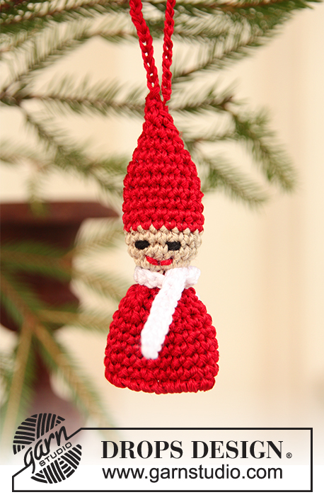 Tiny Elf Ornament / DROPS Extra 0-727 - Decorazione per l'albero all'uncinetto in DROPS Cotton Viscose. Lavorata a forma di Babbo Natale. Tema: Natale
