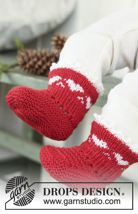 Petit Coeur / DROPS Extra 0-730 - Gestrickte Socken für Babys und Kinder in DROPS BabyMerino. Die Socken werden mit Herz - Muster gestrickt. Größe 1 Monat - 4 Jahre. Thema: Weihnachten