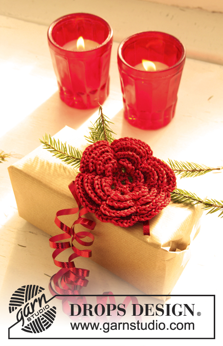 Wrapping Up Christmas / DROPS Extra 0-732 - DROPS Cotton Viscose ja Glitter lõngadest heegeldatud lill kaunistus kingitusele jõuludeks