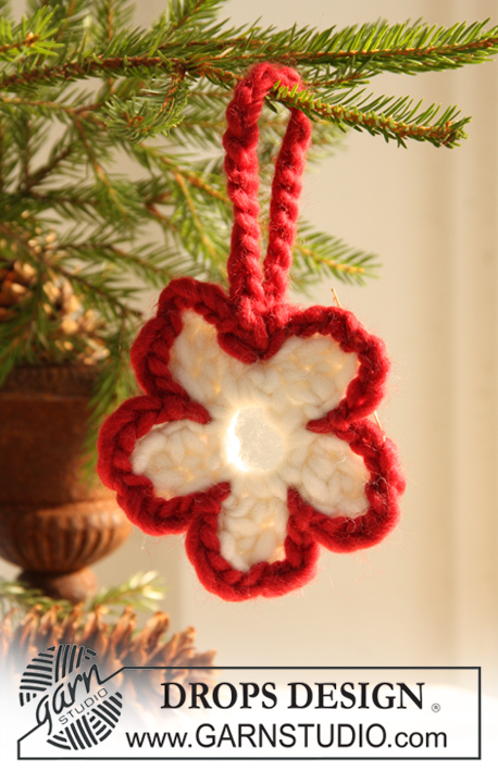 Hanging Blossom / DROPS Extra 0-736 - Gehaakte decoratie voor de kerstboom in DROPS Snow. Thema: Kerst.