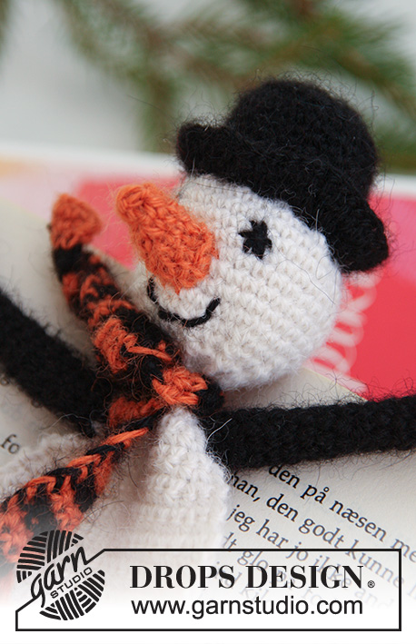 Frosty the Bookman / DROPS Extra 0-737 - Virkat bokmärke i DROPS Alpaca. Arbetet virkas som en snögubbe. Tema: Jul.
