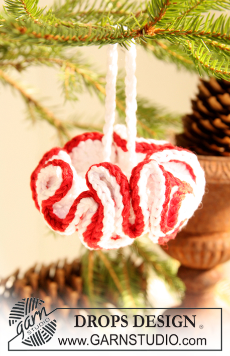 Christmas Swirl / DROPS Extra 0-738 - Decorazione per l'albero di Natale lavorata all'uncinetto in DROPS Cotton Viscose. Tema: Natale
