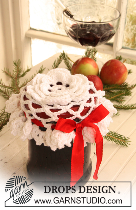 Irish Rose Lid / DROPS Extra 0-741 - Gehäkelte Deko für Marmeladengläser als Blume in DROPS Safran. Thema: Weihnachten