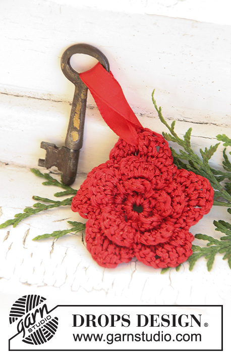 Key Rose / DROPS Extra 0-743 - Hæklet nøglering med blomst i DROPS Cotton Viscose og DROPS Glitter. Tema: Jul