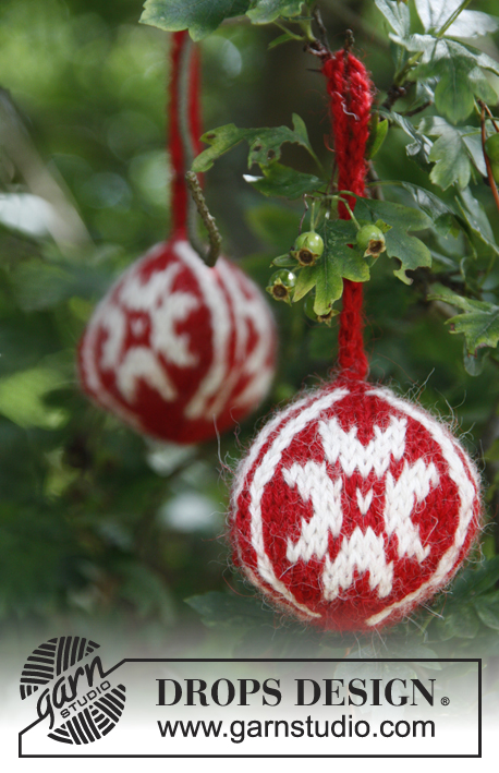 Snowflake Rounds / DROPS Extra 0-785 - Gebreide kerstballen van 2 draden DROPS Alpaca met sterpatroon. Thema: kerst