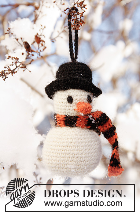 Frosty The Snowman / DROPS Extra 0-801 - DROPS Weihnachten - Gehäkelter Schneemann in DROPS Alpaca.