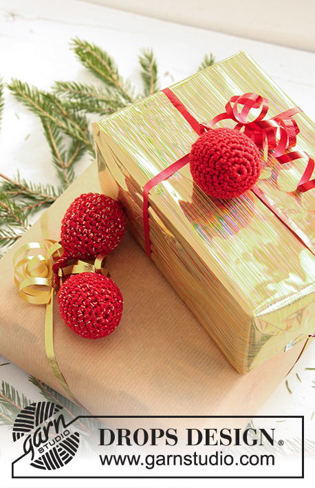 DROPS Extra 0-806 - Crochet DROPS Christmas balls in Cotton Viscose and Glitter. 