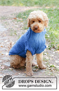 Blue Shadow / DROPS Extra 0-81 - Sweterek / płaszczyk dla psa na drutach, z włóczki DROPS Snow. Przerabiany dżersejem i ściągaczem od ogona do szyi. Od XS do L.