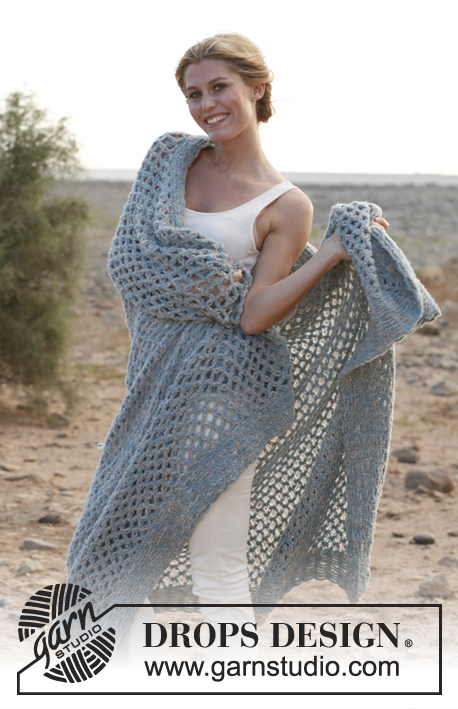 Fisherman's Blues / DROPS Extra 0-831 - Crochet DROPS blanket with love knots in 2 threads “Alpaca Bouclé”.