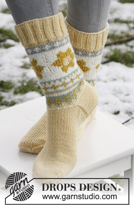 Snow Flowers / DROPS Extra 0-839 - DROPS Velikonoce: ponožky s kytičkami pletené z příze Merino Extra Fine. Velikost: 32-43.