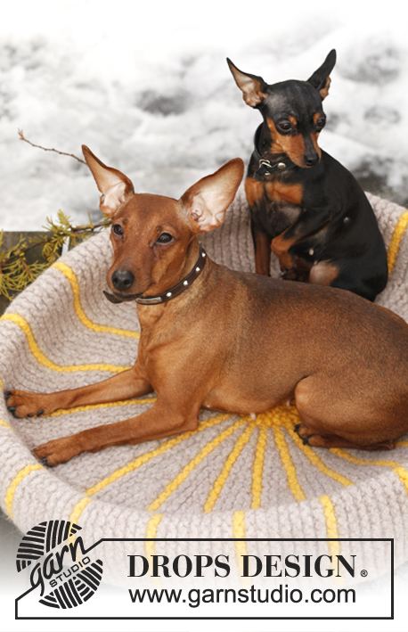 Hot Dogs / DROPS Extra 0-841 - DROPS plstěný košík – pelíšek pro psy pletený z příze Snow.