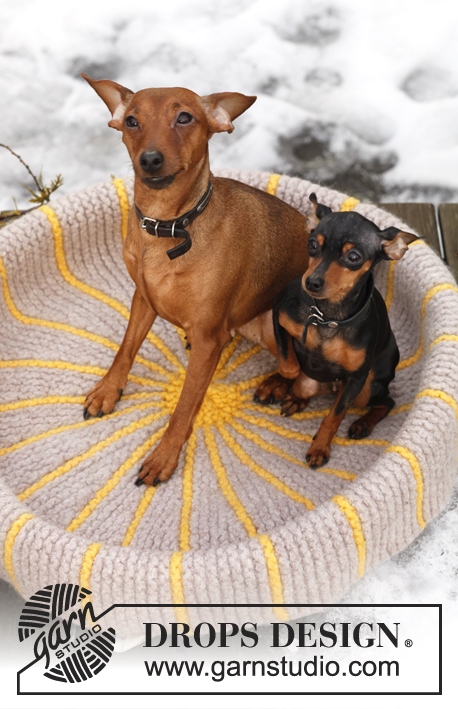 Hot Dogs / DROPS Extra 0-841 - DROPS plstěný košík – pelíšek pro psy pletený z příze Snow.