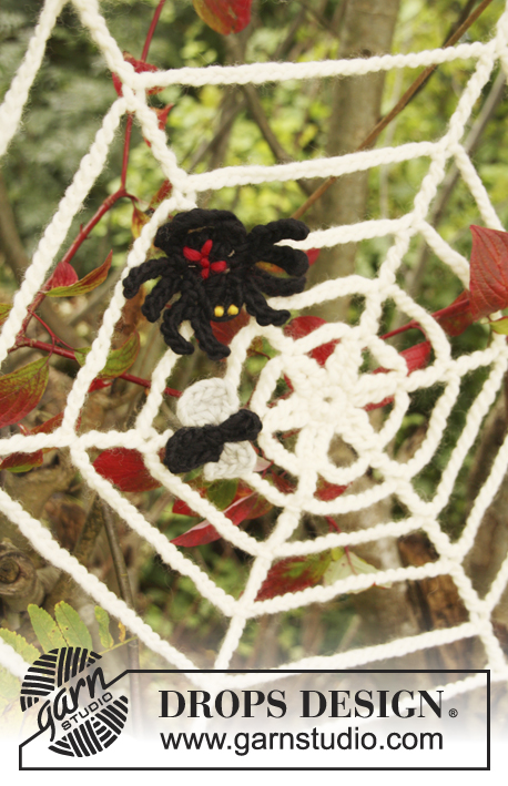 Black Widow / DROPS Extra 0-854 - Heklet DROPS Spindelvev med edderkopp og flue til Halloween i ”Snow”