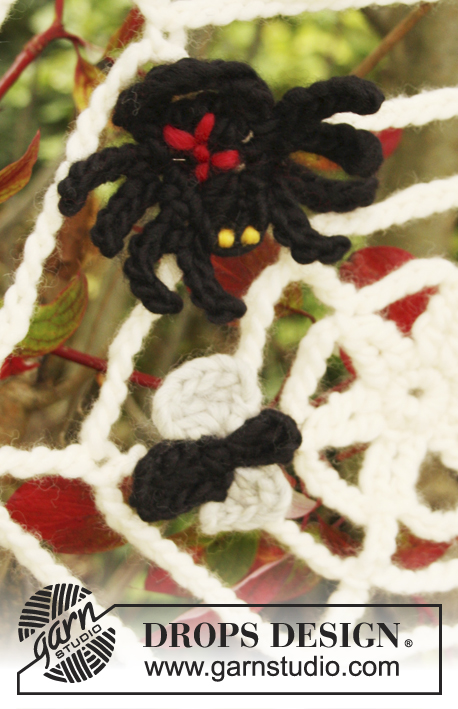 Black Widow / DROPS Extra 0-854 - Gehäkeltes DROPS Spinnennetz mit Spinne und Fliege in „Snow“-  für  Halloween.
