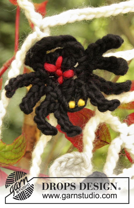 Black Widow / DROPS Extra 0-854 - Heklet DROPS Spindelvev med edderkopp og flue til Halloween i ”Snow”
