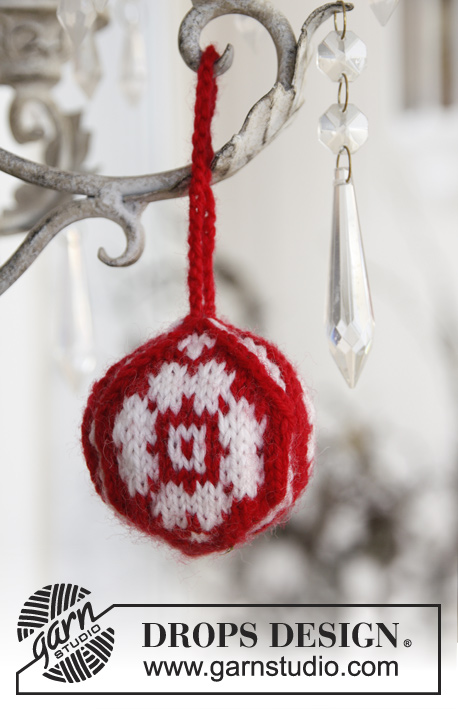 Advent Rose / DROPS Extra 0-856 - Knitted DROPS Christmas ball in ”Karisma”.