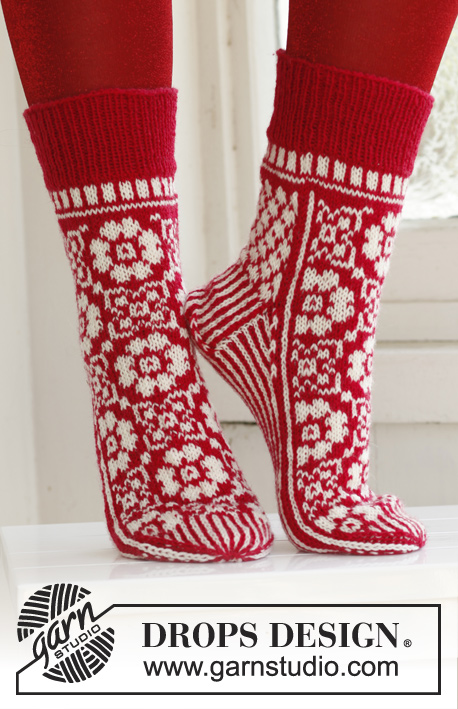 On Your Toes! / DROPS Extra 0-860 - Knitted DROPS Christmas socks in ”Fabel” 
