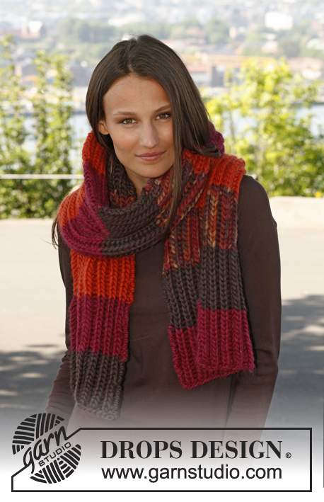 Warm & Spicy / DROPS Extra 0-887 - Knitted DROPS scarf in English rib with stripes in ”Snow”.