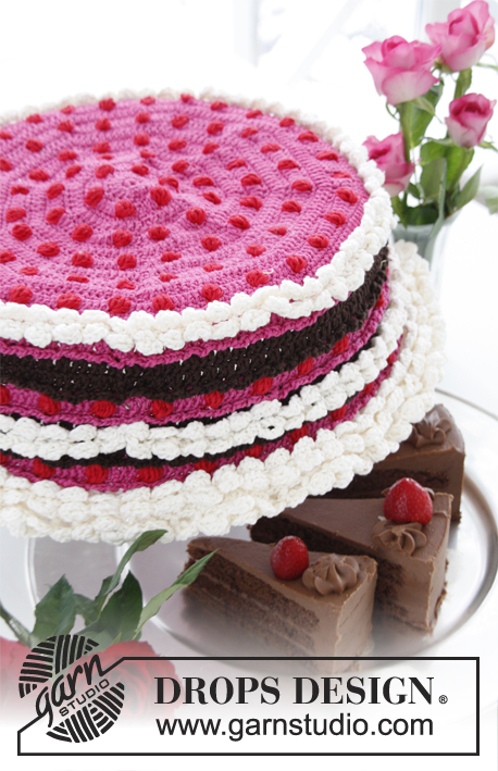 Cherry Delight / DROPS Extra 0-892 - DROPS Valentine: Crochet DROPS cover for cake lid with berries and cream in ”Muskat”.