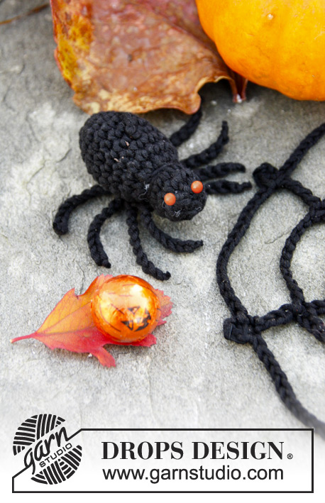 Webster / DROPS Extra 0-968 - DROPS Halloween: gehaakt spinnenweb met spin van ”Safran”. 
