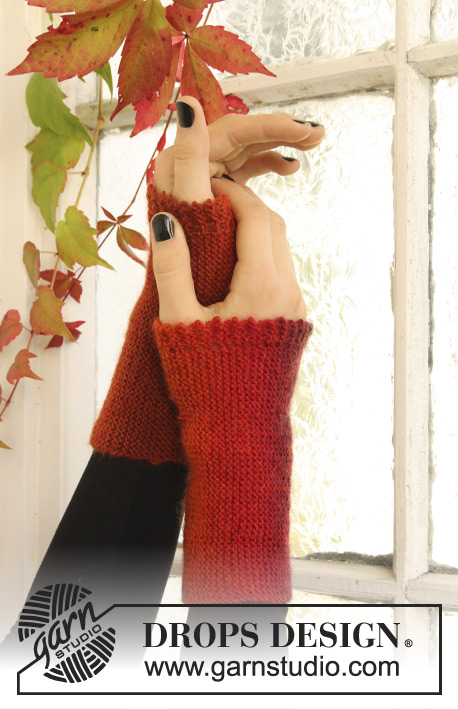 Morticia / DROPS Extra 0-969 - Halloween DROPS : mitaines / chauffe-poignets avec bordure picot, tricotées en ”Delight”.