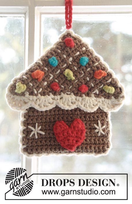 Home Sweet Home / DROPS Extra 0-987 - Pega em forma de casa em biscoito de gengibre crochetada com 2 fios DROPS Safran e orla, decorações e coração em DROPS Paris. Tema: Natal.