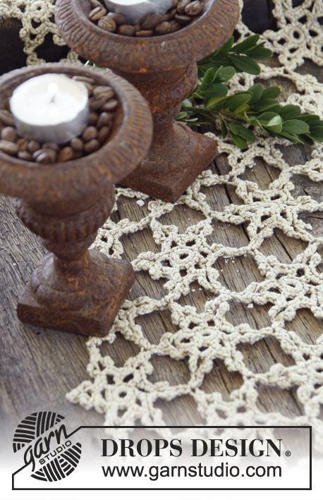 Winter Wonderland / DROPS Extra 0-988 - Crochet table runner in with stars in DROPS Cotton Viscose. Theme: Christmas.